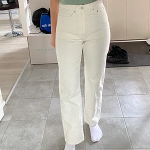 Rowe extra high straight jeans - Vita/Creme jeans från weekday. Strl W27L30. Skulle säga att de sitter som storlek 36/38. Knappt använda