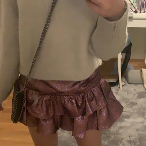 Slutsåld kjol från zara - Säljer en glittrig, rosa/ljuslila kjol som skimrar i lite olika färger och ljus, så fin och slutsåld. Först till kvarn 
