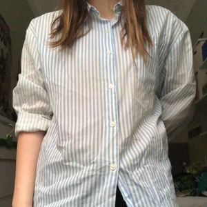 Somrig randig skjorta  - Lätt blå-randig skjorta som är perfekt för sommaren! Bortklippt lapp men skulle säga att  storleken är M-L! Köparen står för frakten men möter annars upp på tc eller söder :)🌟