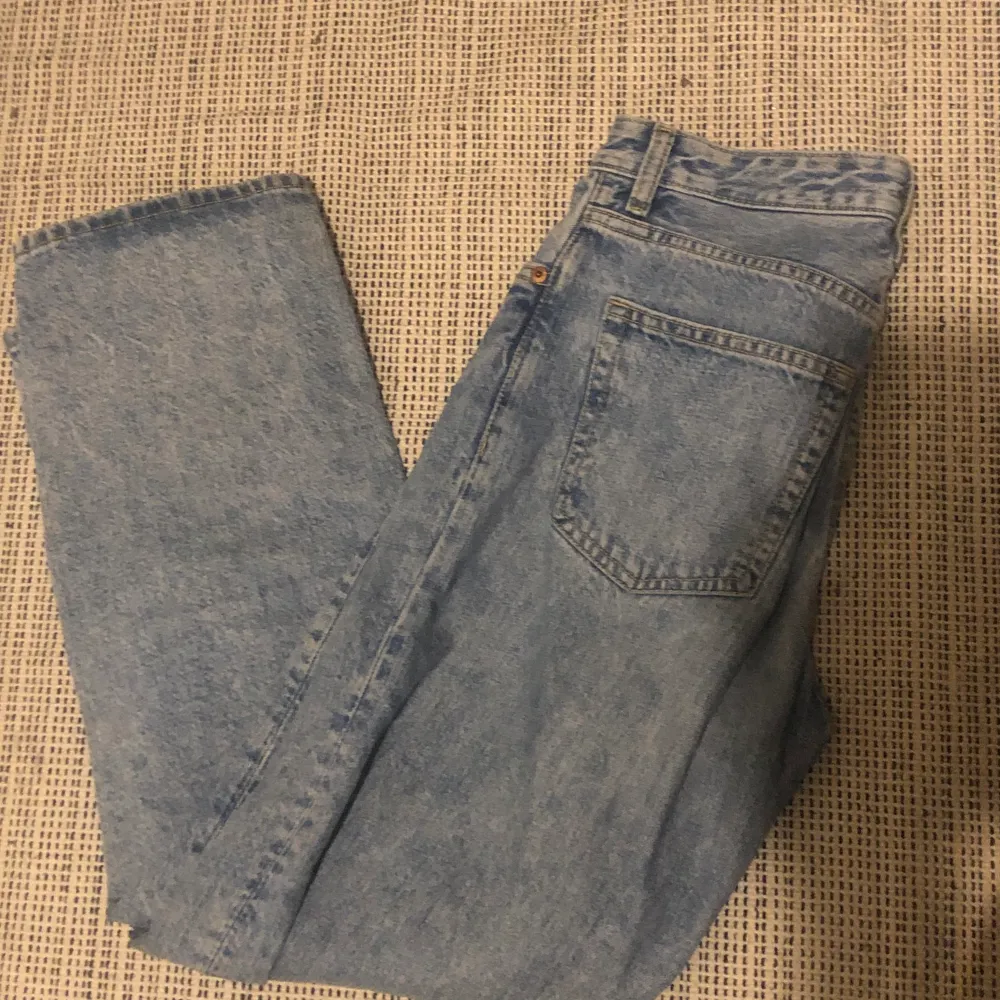 Ljusblå monki highwaisted jeans i strl 25. Byxorna har en röd liten fläck dock. Köptes för 450kr. Jeans & Byxor.