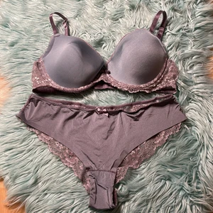 Underkläder set  - Bh st 80C mycket använd, trosorna är använda 1-2 ggr st40 50kr inkluderad frakt 