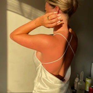 Satin klänning ZARA - Vit satinklänning från Zara som inte kommer till användning🤍 (slutsåld) Den är i storlek XS och är endast testad⚡️ Den är helt ny endast testad