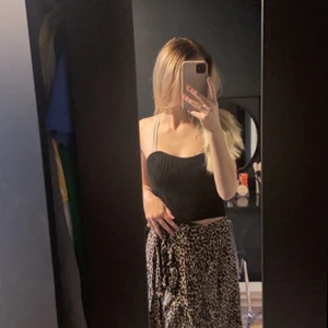 Leopard mönster kjol - En jätte söt kjol från Lindex!! Slutsåld på hemsida. Knytband där man kan välja hur hårt i midjan den ska sitta🤩Väldigt fin till sommaren, kom privat för mer bilder eller frågor!!🤎🤎