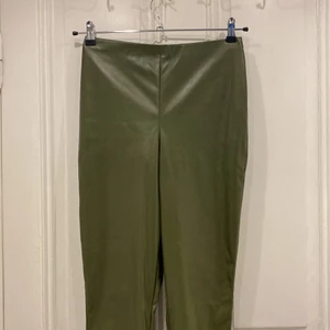 Leggings från Boohoo i konstläder - Leggings i konstläder med stretch och slits nertill på sidorna från Boohoo. Sista bilden är från Boohoos hemsida. Kan även posta