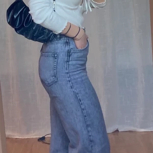 Gråa vida byxor  - Råkade köpa två, så säljer ett av paren! Sitter bra och passar till det mesta. Högmidjade, tajta vid rumpan och sedan vida, oanvända. Kan diskutera hur dem skickas/möts upp:) 