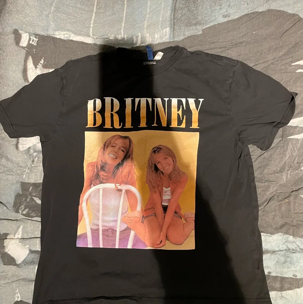 Britney Spears tröja från H&M bara använt några gånger så är i ganska bra skick . T-shirts.