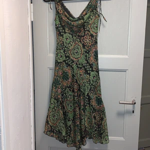 Knälång klänning XS - Klänning som tyvärr har blivit för liten🤍 har en fantastiskt lite asymmetrisk söm, draperad urringning, snörning vid axlarna och i ett mesh tyg över den svarta underklänningen🖤 perfekt till fest eller vardags med en tröja över🤍 (köparen står för frakt) /Lisa