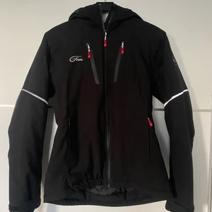 Svart skidjacka - Svart skidjacka från five seasons. Använd en skidsemester.