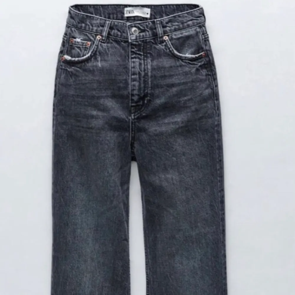 Säljer dessa gråa då de inte riktigt är min stil längre men de är supersnygga och ser ut som nya ✨✨första bilden är lånad. Jeans & Byxor.