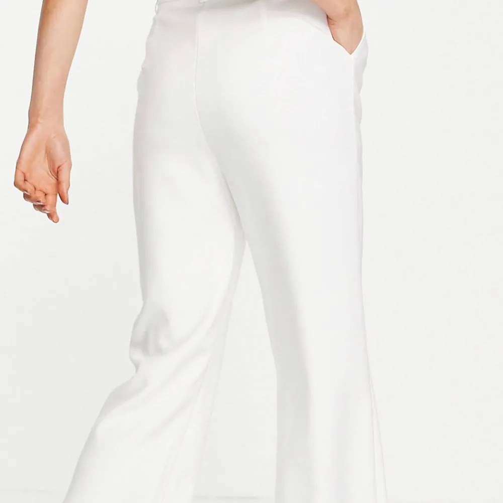 Säljer vita kostymbyxor som man kan ha både midwaistbo highwaist från hm❤️ köpta i somras för 300 kr men sälja för endast 190 kr nu💕. Jeans & Byxor.