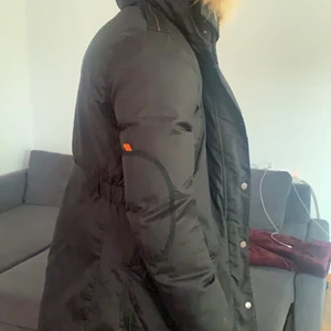 Rock & Blue jacka  - Hej säljer min gamla Rock & Blue jacka som jag köpte för 7000kr, den har ett litet hål som ni kan se på framsidan som gör att jag går ner i priset,men de är något som man snabbt kan laga hos skräddaren. Annars är jackan som i ett nytt skick! Det är en herr jacka men passar lika bra på killar som på tjejer.  Priset kan diskuteras vid snabb affär. 