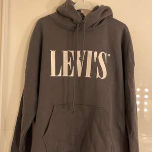 En jättefin grå Levis hoodie som är super skön.
