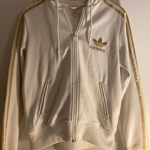 Vit Adidaströja  - Vit adidashoodie med guldiga ränder. Kan mötas upp eller frakta!