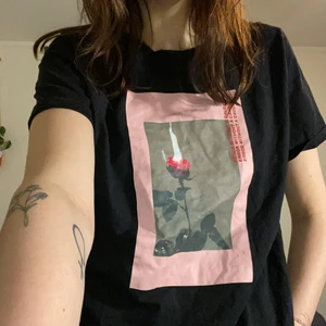 T-shirt med tryck - T-shirt med coolt tryck frn NA-KD<3 Använd ett fåtal gånger så den är i fint skick!