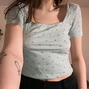 blommig t-shirt  - Fin blommig t-shirt, var från början en klänning men har klippt av den, annars är den i fint skick! <3