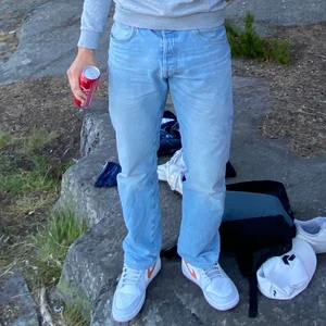 Jeans  - Levis jeans, använda en sommar ungefär så lite slitna men ändå gott skick, lite avfärgning från ett bälte uppe men annars helt vanliga, uppsydda 2-3 cm. Skriv om du har frågor