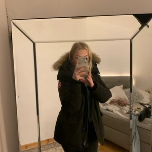 Canada Goose montebello  - Jag säljer nu min canada goose jacka i modellen montebello. Super fin jacka i storlek S med avtagbar päls. Jag har köpt ny vinterjacka och är inte längre i behov av den. Den är super skön och varm och inga märken. Köparen står för frakten, kan mötas upp i Kristinehamn/Karlstad. Skicka om ni vill ha fler bilder 😃