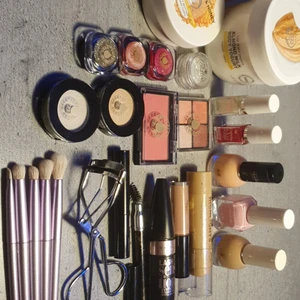Smink - En massa smink som inte används längre allt är nästan nytt borstarna har används ungefär två ggr men de är helt rena