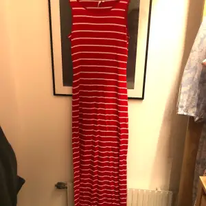 Röd vit randig lång klänning från Nelly , super mjukt material❤️🤍pris: 75kr+frakt