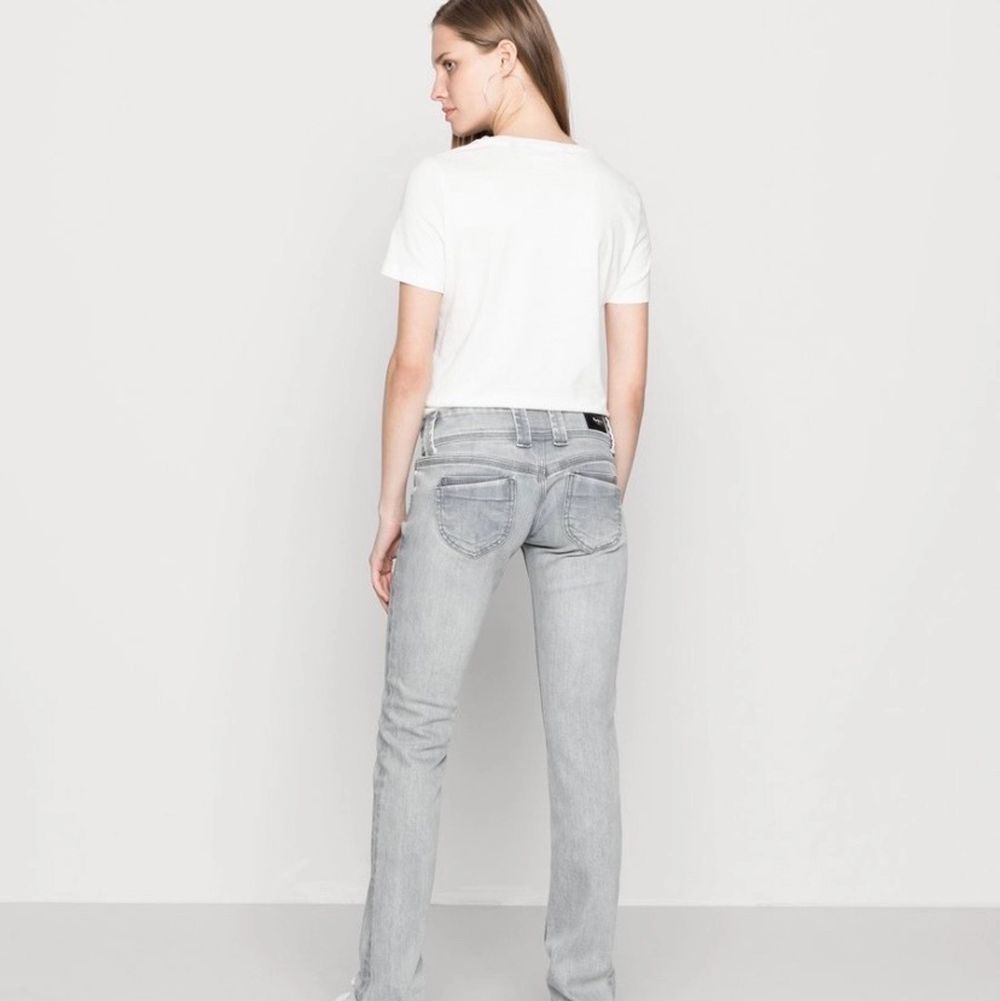 Säljer även dessa lågmidjade jeans från Zalando. Säljer pågrund av att de inte kommer till användning. Aldrig använda! Köpte för 700 kr så säljer dessa för 500 + frakt. Det är storlek 29/32. . Jeans & Byxor.