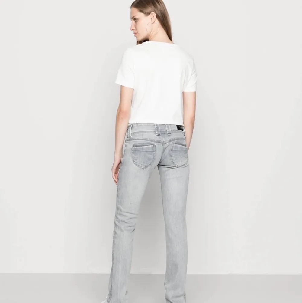 Säljer även dessa lågmidjade jeans från Zalando. Säljer pågrund av att de inte kommer till användning. Aldrig använda! Köpte för 700 kr så säljer dessa för 500 + frakt. Det är storlek 29/32. . Jeans & Byxor.