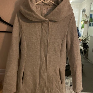 Jacka storlek 40 - Sparsamt använd. Fint skick. 