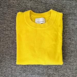 Klassisk SAMSØE SAMSØE tröja i en fantastisk nästan lysande gul färg. Modellen heter Boston o-neck 6304. Har aldrig kommit till användning så helt i nyskick. 100% kashmir, med andra ord, världens mysigaste 🙏🏻