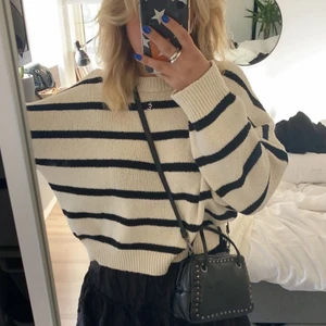 Randig tröja - Säljer denna jättesnygga tröja, använd ett fåtal gånger. Säljer då den inte kommer till användning  💕💕