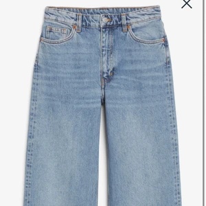Monki jeans, Yoko - Säljer dessa då de är för korta för mig som är 165, men sitter perfekt i midjan för mig som har vanligtvis har xs i byxor. Eftersom att de är för korta är de inte använda så många gånger så de är inte så slitna. Strl 24/xs. Nypris 400. 