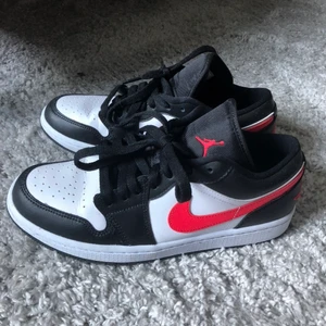 Jordans - Säljer dessa låga jordans i färgen Siren! Storlek 40 men passar mig som brukar ha 39 i vanliga fall. 25.5 cm i innermått. Knappt använda så i superfint skick, något creasade vilket syns på bilderna. Frakt tillkommer på 66 kr🤍