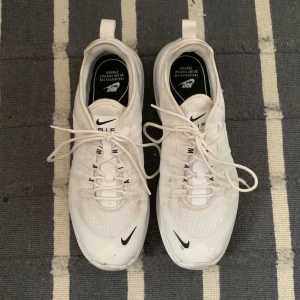 Nike Air Max  - Vita Nike Air Max i storlek 41, lite små i storleken. Köpta för några år sedan men väldigt sparsamt använda och fint skick.
