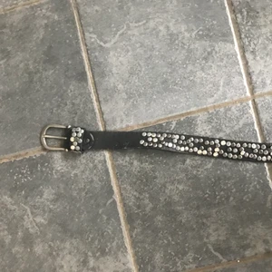 Skärp - Säljer ett skärp med nitar på🤍🤍