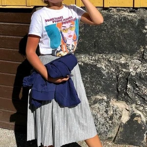 Lång grå kjol - Säljer en super fin lång kjol 💞🙌🏼 passar så sjukt bra nu inför sommaren! 🤝 min syrra på bilden är ca 170 och kjolen går lite längre ner från knäna 👍🏽