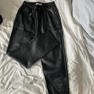 Skinnbyxor  - Säljer mina Skinnbyxor från Na-kd i st 36 då jag aldrig använder dom och inte min stil längre tyvärr… ❤️