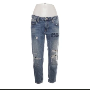 Jeans  - Zara jeans i storlek 38, med fina slitningar och tryck, medelhög midja och rak passform 😊