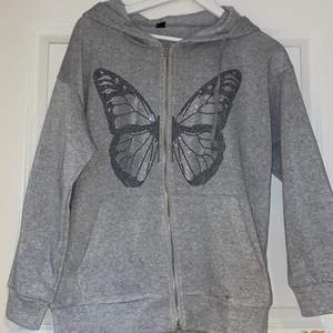 Trendig kofta💞 - Säljer denna otroligt fina kofta. Säljer på grund av att den är för stor på mig! Om ni är intresserade skriv!❤️