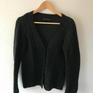 Grön kofta i ull & mohair, MQ/ Stockh lm - Fin och varm stickad kofta från MQ. Sparsamt använd. 38 % ull, 25 % mohair