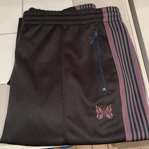 Needles trackpants - Knappt använda Needles byxor i storlek XL (passar mig bra som är 185 lång, snöre i midjan så det går att knyta ifall de är stora. Säljes i befintligt skick