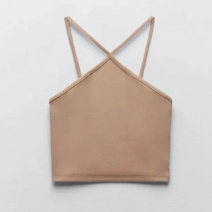 Zara topp - Säljer denna jätte fina zara toppen pga dålig användning, den är i nytt skick och är beige