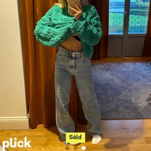 Zara jeans  - Dessa är ej sålda! Tog bild av tjejen jag köpte jeansen av! @majaireblad 💗 Köpte dessa av en tjej på plick men tyvärr var dem försmå för mig så får sälja vidare! Jätte bra skick! Storlek 34 men små i storleken 