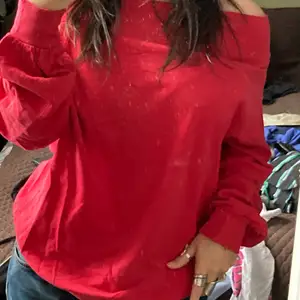 Jättefin röd tröja med slitningar på muddarna som detaljer! Köpt på Berska för några år sedan men har inte använts sedan 2018/19… är tyvärr inte längre min stil. Storleken passar allt mellan S-L.