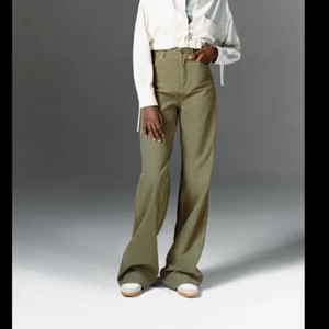 Oanvända byxor från zara😍 - Säljer ett var as snygga byxor från zara, storlek 36 men skulle mer säga storlek 38😍 säljer byxorna då de är för långa för mig (168) 