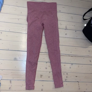 träningsbyxor med schrunch - använda typ en gång. format kroppen såå bra o e skit sköna. pris kan diskuteras 