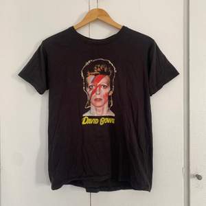 T-shirt med David Bowie på, knappt använd men thriftad. Storlek M 🍄