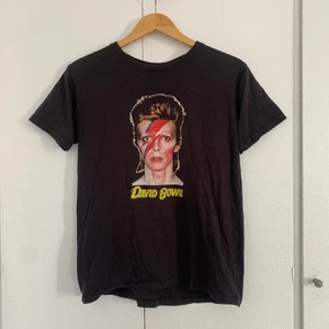 David Bowie T-shirt  - T-shirt med David Bowie på, knappt använd men thriftad. Storlek M 🍄