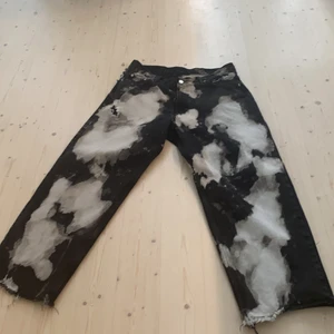 Sweet sktbs - Ett par svarta baggy sweet sktbs jeans som har diy gjorts hemma med bleknings medel. Otroligt coola enligt mig. Har några små hål från skejting skador på sidan som man ser på bilden men inget större 
