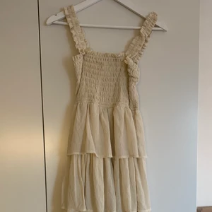 Klänning - Från NAKD. storlek 36 men sitter bra på en 38a också. Jättefin men kommer inte till användning, har använt en gång så i nyskick. Inköpt för 599 men säljer för 200 + frakt 😊