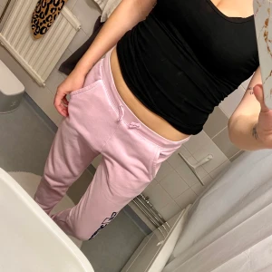 Mjukisbyxor Hampton republic ca xs-s - Rosa mjukisbyxor från Hampton Republic. Lappar borta, uppskattar storleken till ca xs-s. Svaga obehandlade ritmärken på ena benet (var god se andra bilden). Lite nopprar i sömmarna på insidan.