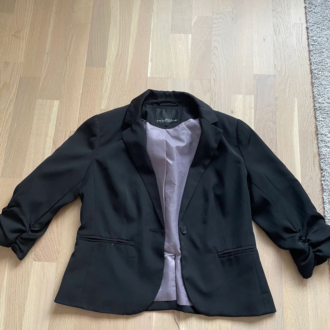 Kavaj med trekvartslånga ärmar