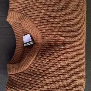 Stickad tröja  - Brun stickad tröja från hm. Endast testad. Priset kan diskuteras 